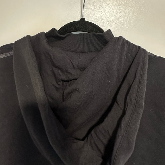 Women’s Medium Adidas Black Cropped extra Wide Sleeve Three Camo Stripe Hoodie. - Picture 16 of 16